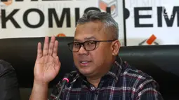 Ketua KPU Arief Budiman saat jumpa pers di kantor KPU, Jakarta, Minggu (8/7). KPU RI menerima hasil rekapitulasi perolehan suara dari 111 daerah yang menyelenggarakan pilkada 27 Juni. (Liputan6.com/Herman Zakharia)