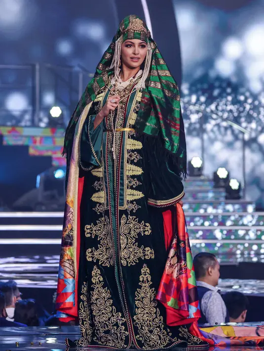 Miss Maroko Kawtar Benhalima tampil pada presentasi kostum nasional kontes kecantikan Miss Universe ke-70 di Eilat, Israel, 10 Desember 2021. Para kontestan dari berbagai negara dengan apik mengeksekusi kostum nasionalnya dan berlomba-lomba menjadi yang terbaik. (Menahem KAHANA/AFP)