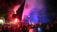 Ada di Tengah Pawai, Dedi Mulyadi Buka Baju Kibarkan Bendera Persib dari Atas Mobil
