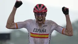 David Valero Serrano dari Spanyol bereaksi saat dirinya memenangkan medali perunggu selama kompetisi sepeda gunung lintas negara putra di Olimpiade Musim Panas 2020, Senin, 26 Juli 2021, di Izu, Jepang. (AP/Christophe Ena)