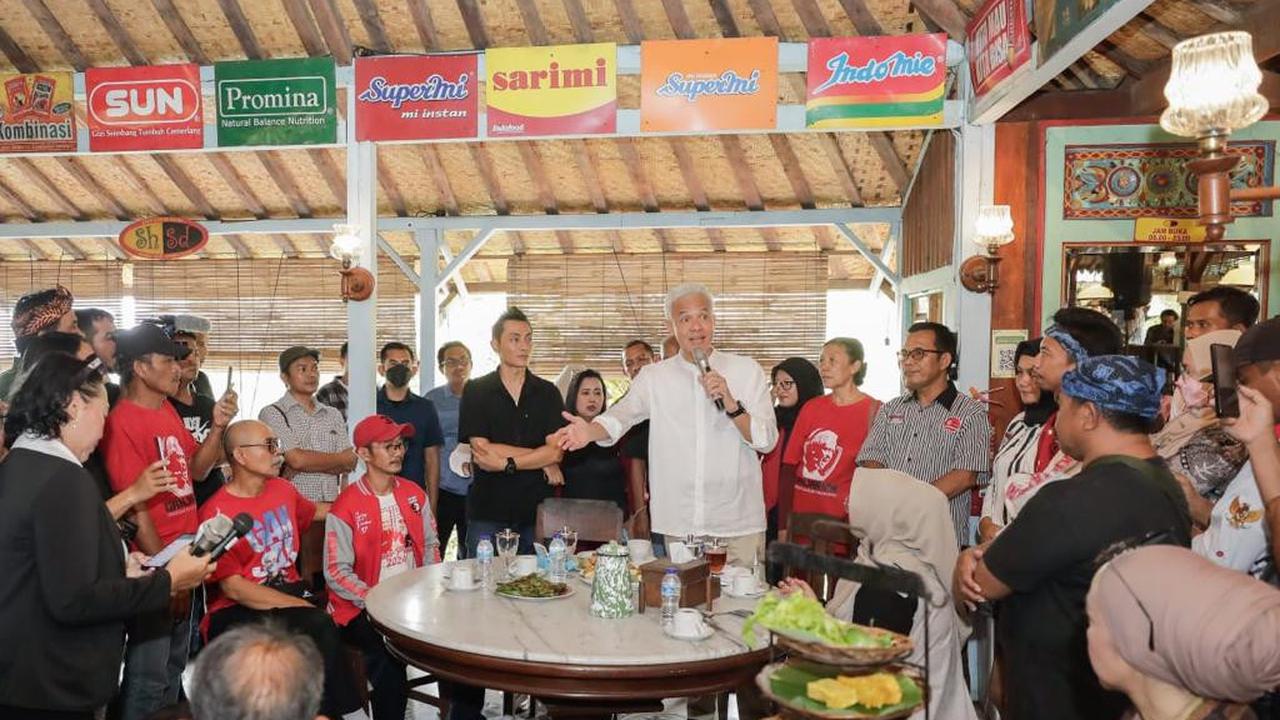 Calon Presiden Ganjar Pranowo berdiskusi dengan puluhan organisasi relawan di Desa Mekargalih, Kecamatan Jatiluhur, Kabupaten Purwakarta, Jawa Barat, Jumat (17/11/2023) (Istimewa)