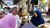 Menteri Perdagangan (Mendag) Zulkifli Hasan atau Zulhas meninjau harga sejumlah barang kebutuhan pokok (bapok) di Pasar Seketeng, Sumbawa Nusa Tenggara Barat (NTB), Jumat (7/7) (Istimewa)