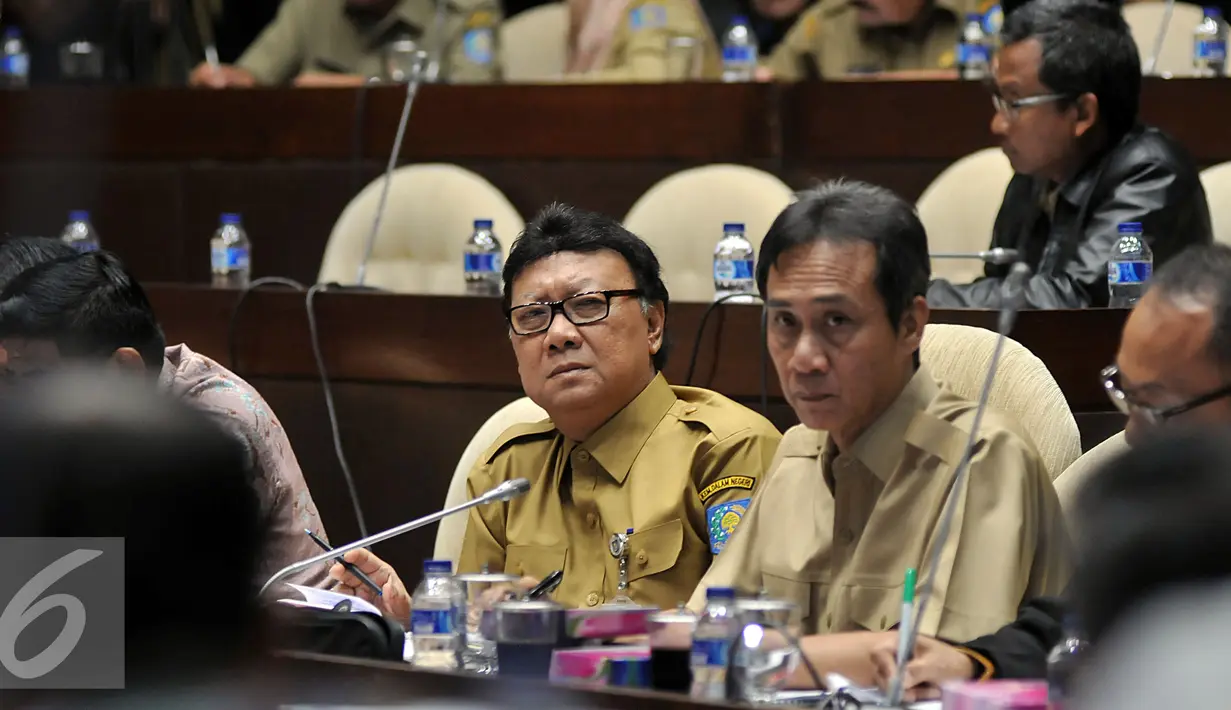 Menteri Dalam Negeri Tjahjo Kumolo saat menghadiri rapat kerja dengan Komisi II DPR, di Kompleks Parlemen, Senayan, Jakarta, Senin (29/2). Rapat tersebut membahas revisi Undang-Undang Nomor 8 Tahun 2015 tentang Pilkada. (Liputan6.com/Johan Tallo)