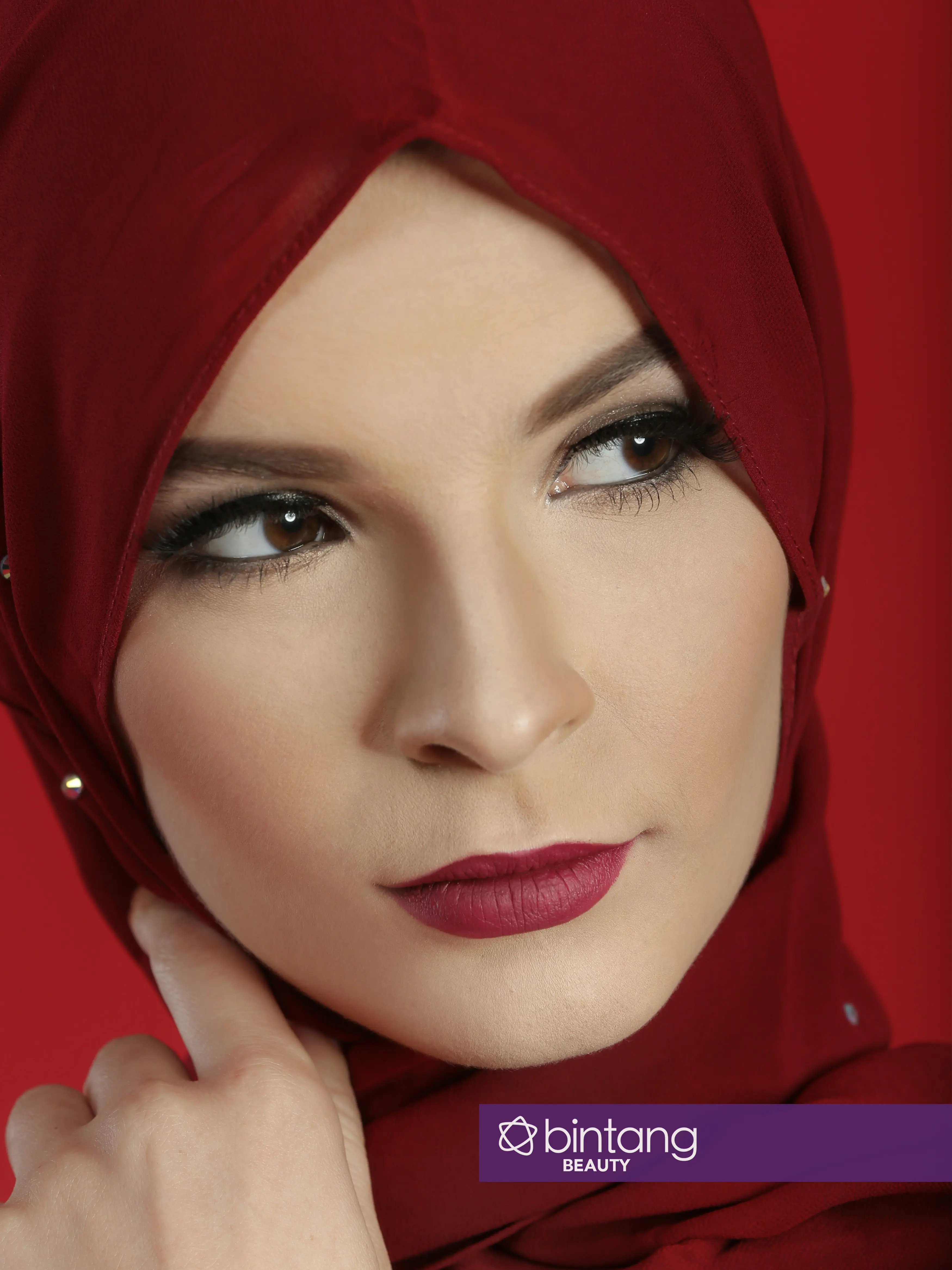 Bukan hanya natural look, tampilan makeup bold di Idul Fitri juga kece kok. (Foto: Bambang E. Ros/Bintang.com, Digital Imaging: Muhammad Iqbal Nurfajri/Bintang.com, Stylish: Indah Wulansari/Bintang.com, Makeup: @lilyrahmanmua, Model: Liliia).