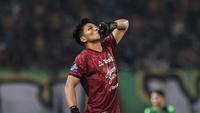 Selebrasi pemain PSIM Yogyakarta, Cahya Supriadi saat timnya berhasil mecetak gol ke gawang Persebaya Surabaya&nbsp;pada BRI Super League 2025/2026 di Stadion Gelora Bung Tomo, Surabaya,&nbsp;Jumat (8/8/2025). (Bola.com/Abdul Aziz)&nbsp;