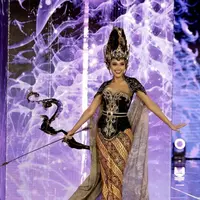 Membawakan busana daerah, Harashta Haifa kenakan kostum bertemakan Srikandi Manah rancangan Intan Avantie. [Foto: Instagram/ @officialputeriindonesia]