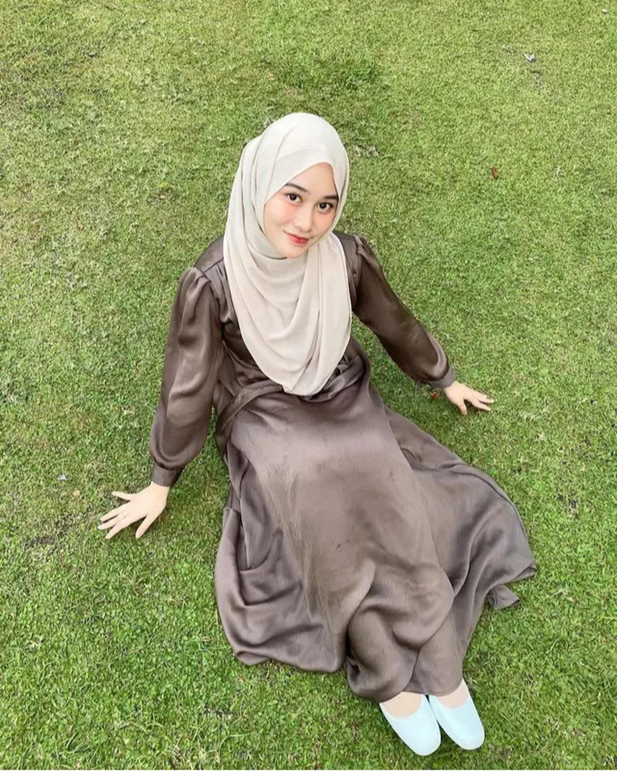 6 Inspirasi Model Gamis ala Khansa Mariska Istri Gus Azmi, Tampil Syar'i tapi Tetap Kekinian