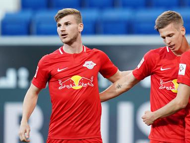 Pemain RB Leipzig merayakan gol yang dicetak Dani Olmo ke gawang Hoffenheim pada laga lanjutan Bundesliga peka ke-30 di Rhein-Neckar Arena, Sabtu (13/6/2020) dini hari WIB. Leipzig menang 2-0 atas Hoffenheim. (AFP/Uwe Anspach/Pool)