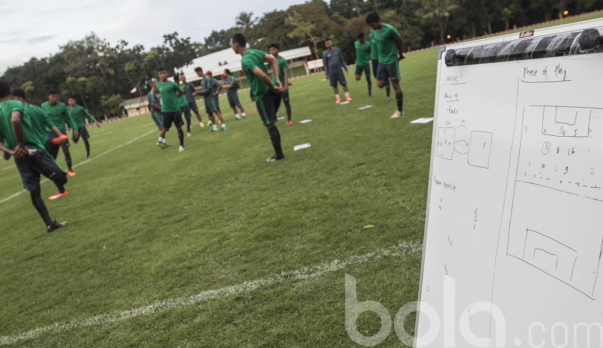 Para pemain Timnas Indonesia U-19 melakukan pemanasan sebelum melakukan latihan. Garuda Muda nantinya akan bertarung pada ajang Piala AFF yang digelar di Myanmar, September mendatang. (Bola.com/Vitalis Yogi Trisna)