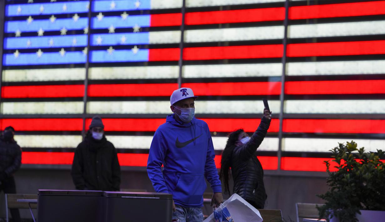Seorang pria berjalan di Times Square di New York, Amerika Serikat (AS), pada 18 November 2020. Angka kematian akibat COVID-19 di AS melampaui 250.000 kasus pada Rabu (18/11), menurut lembaga Center for Systems Science and Engineering (CSSE) di Universitas Johns Hopkins. (Xinhua/Wang Ying)
