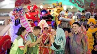 Wakil Ketua DPRD DKI Jakarta Zita Anjani saat menghadiri Lion Dance Exhebition: Amanat Kebaragaman Jakarta di Petak Enam, Glodok, Jakarta, Minggu (16/6/2024). (Liputan6.com/Nanda Perdana Putra).