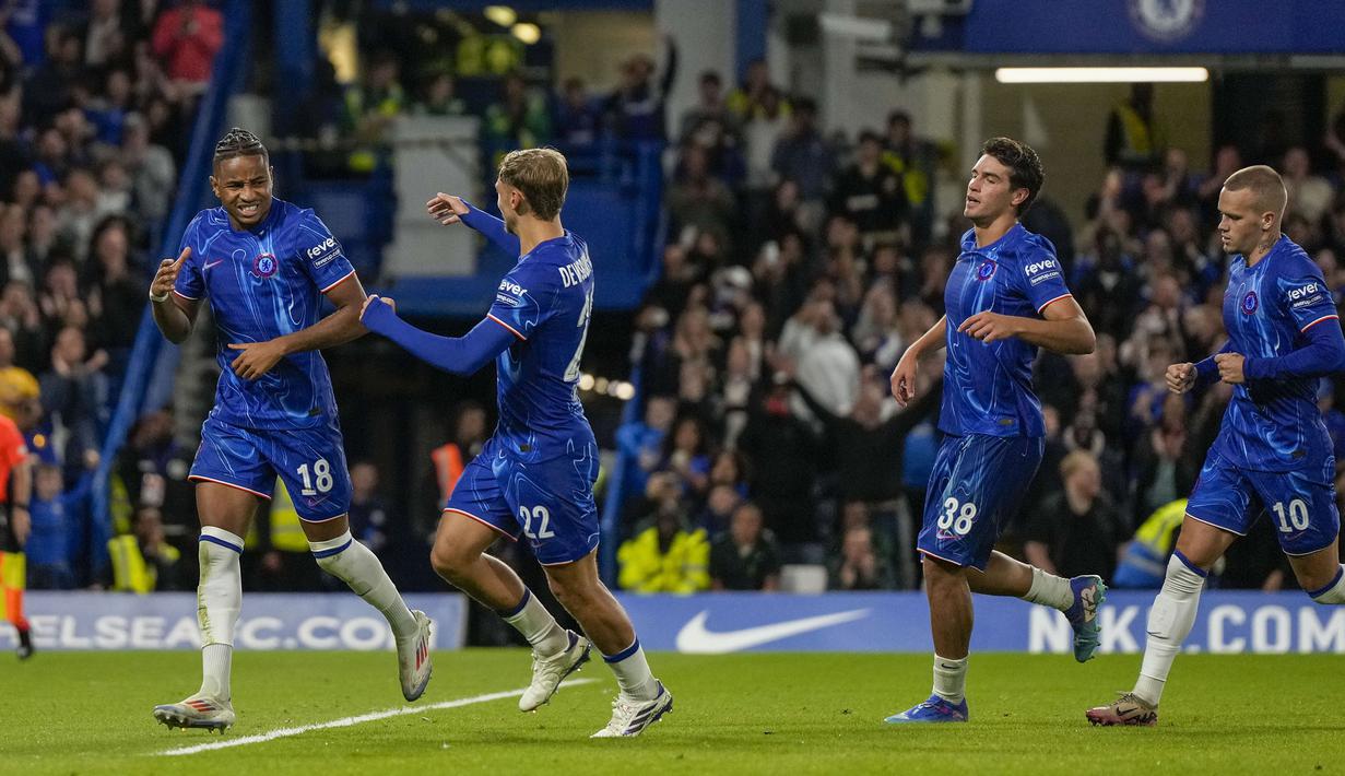 Pemain Chelsea, Christopher Nkunku melakukan selebrasi bersama rekan-rekannya setelah mencetak gol ke gawang Servette pada leg pertama playoff UEFA Conference League 2024 di Stamford Bridge, London, Jumat (23/08/2024). (AP Photo/Alastair Grant)