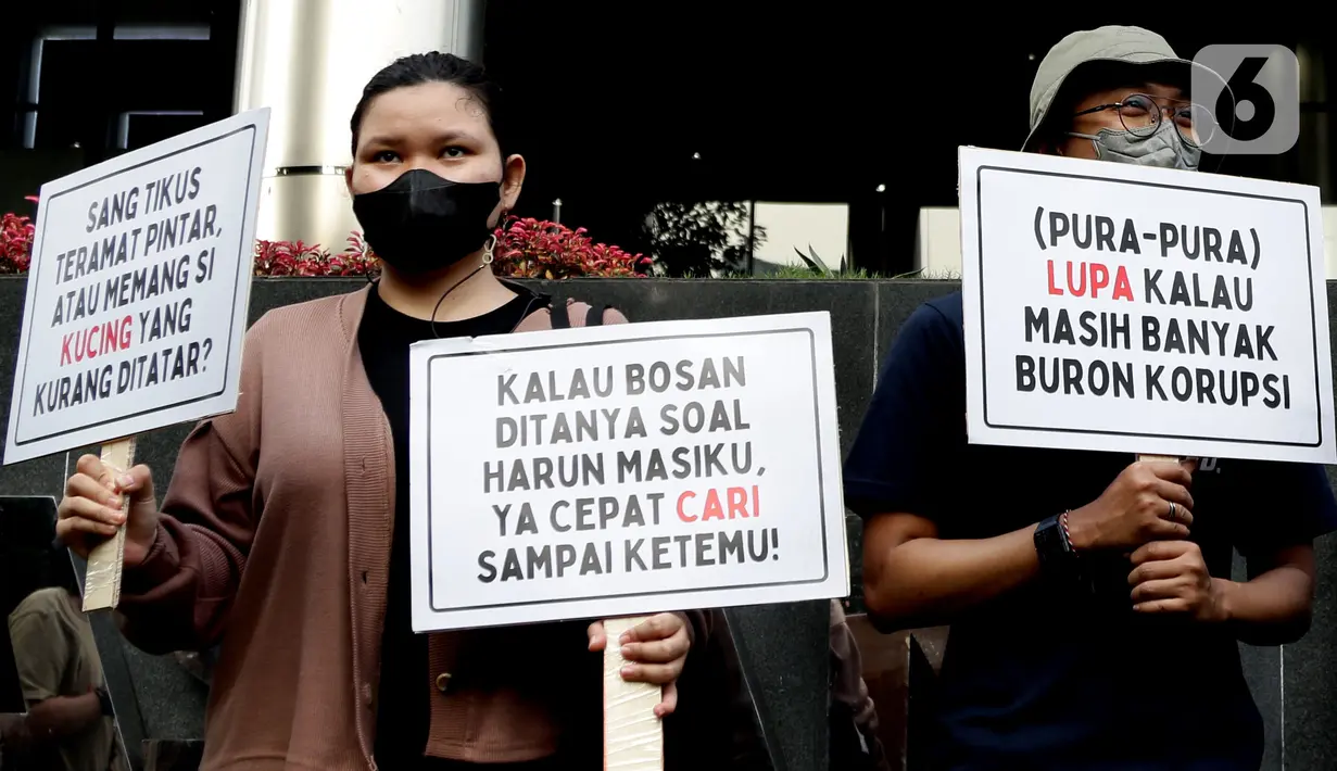 Aktivis dari Indonesia Corruption Watch (ICW) melakukan aksi di depan Gedung Merah Putih Komisi Pemberantasan Korupsi (KPK), Jakarta, Selasa (28/6/2022). ICW mengingatkan keseriusan KPK dalam menangani kasus buronnya tersangka korupsi, Harun Masiku. (Liputan6.com/Helmi Fithriansyah)
