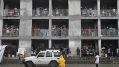 Pengungsi melihat ke halaman dalam sekolah tempat mereka berlindung akibat kekerasan geng, saat hujan akibat Badai Tropis Franklin di Port-au-Prince, Haiti, Rabu, 23 Agustus 2023. (AP Photo/ Odelyn Joseph)