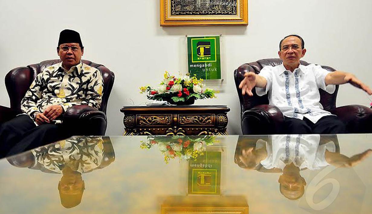 Djan Faridz tampak mendengarkan arahan dari mantan Ketua Umum PPP,   Suryadharma Ali sebelum menempati kantor baru (Liputan6.com/Johan Tallo)