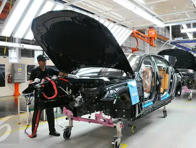 Pekerja tengah merakit mobil BMW jenis All New 730 Li di Jakarta, Rabu (30/11). Perakitan mobil tersebut didukung oleh para ahli manufaktur dari Jerman. (Liputan6.com/Angga Yuniar)
