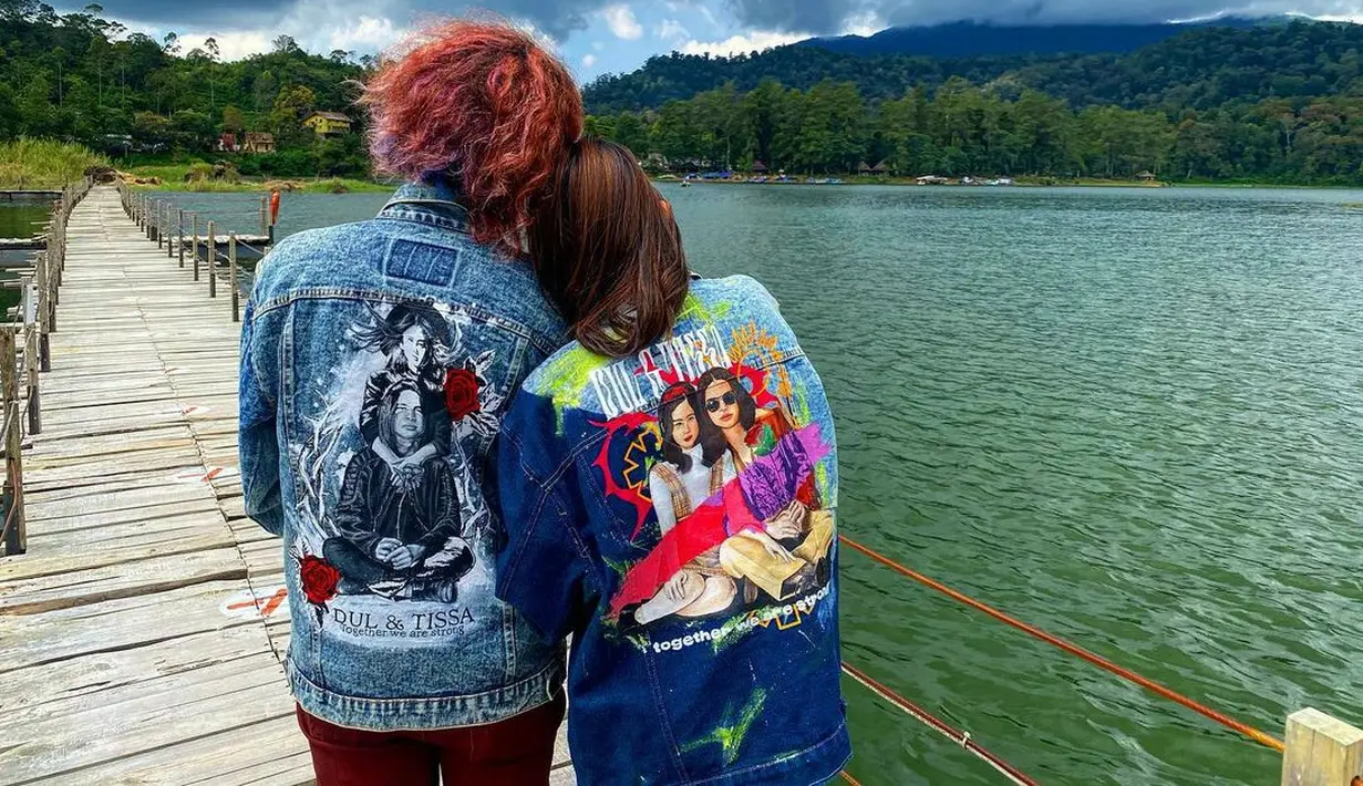 Kali ini, keduanya tampil kompak dengan jaket denim bermotif. (Instagram/tissabiani).