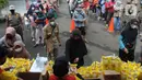 Sejumlah warga antre untuk membeli minyak goreng saat operasi pasar minyak goreng murah di Kantor Kecamatan Pamulang, Tangerang Selatan, Selasa (11/1/20222). Minyak murah itu dijual dengan harga Rp14 ribu per liter dan warga hanya diperbolehkan membeli sebanyak 2 liter. (merdeka.com/Arie Basuki)