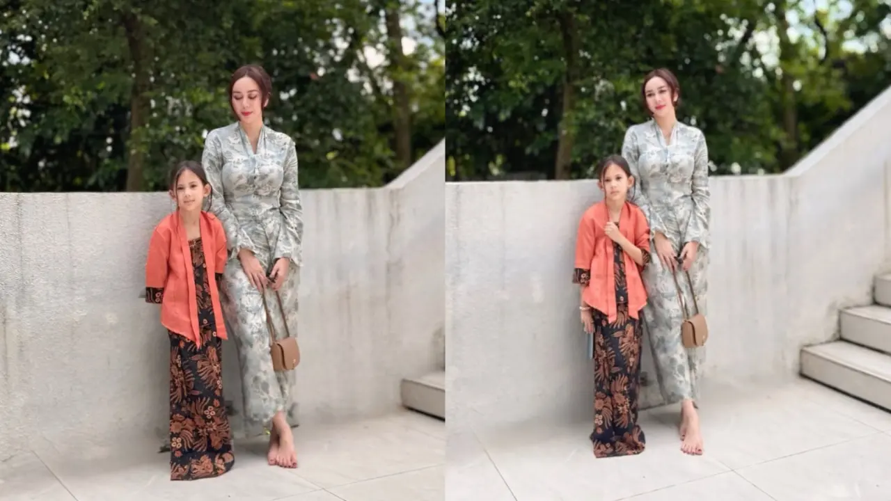 Potret Aura Kasih Pakai Setelan Kebaya Modern Panjang dengan Rok Lilit