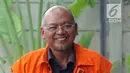 Bupati nonaktif Malang Rendra Kresna tersenyum saat tiba di Gedung KPK, Jakarta, Kamis (1/11). Rendra menjalani pemeriksaan lanjutan sebagai tersangka dugaan suap gratifikasi proyek di Dinas Pendidikan Kabupaten Malang TA 2011. (Merdeka.com/Dwi Narwoko)
