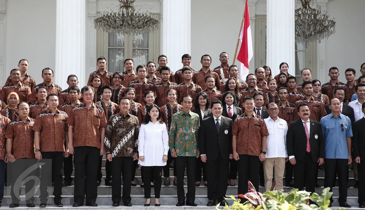 Presiden Jokowi berfoto bersama Kontingen Olimpiade Brasil 2016 usai pelepasan Tim Indonesia di halaman Istana Merdeka, Jakarta, Rabu (22/6). Sebanyak 26 atlet akan bertarung pada Olimpiade 2016 di Rio de Janeiro, Brasil. (Liputan6.com/Faizal Fanani)