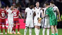 Reaksi para pemain Inggris usai pertandingan sepak bola Euro 2024 Grup C melawan Serbia di Arena AufSchalke di Gelsenkirchen pada 16 Juni 2024. (KENZO TRIBOUILLARD/AFP)