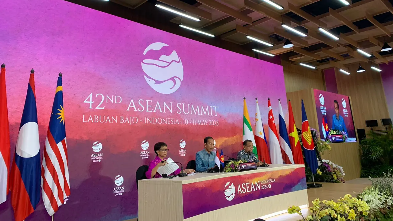 Konferensi pers oleh Presiden RI Jokowi didampingi oleh Menlu Retno Marsudi dan Mensesneg Pratikno usai KTT ke-42 ASEAN 2023 di Media Center, Labuan Bajo, Nusa Tenggara Timur (NTT), Kamis (11/5/2023). (Liputan6/Benedikta Miranti)