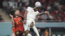 Bek Belgia, Jan Vertonghen berebut bola udara dengan pemain Kanada, Cyle Larin pada pertandingan grup F Piala Dunia 2022 Qatar di Stadion Ahmad Bin Ali di Doha, Qatar, Kamis (24/11/2022). Belgia menang tipis atas Kanada 1-0. (AP Photo/Hassan Ammar)