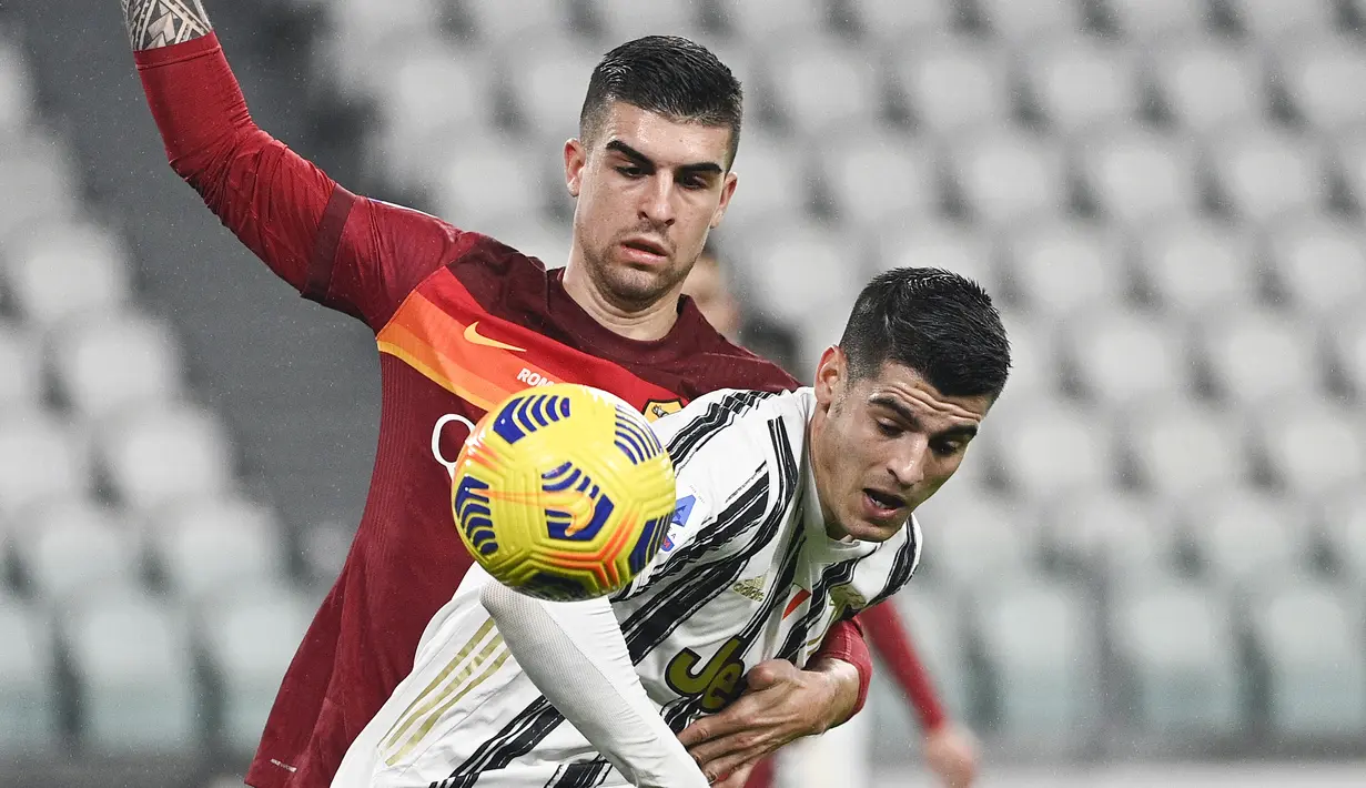 Penyerang Juventus, Alvaro Morata bersaing dengan bek AS Roma, Gianluca Mancini pada pekan ke-21 Liga Italia di Allianz Stadium, Minggu dinihari WIB (7/2/2021). Kemenangan Juventus 2-0 ditentukan Cristiano Ronaldo dan gol bunuh diri bek Roma, Roger Ibanez. (Marco Alpozzi/LaPresse via AP)