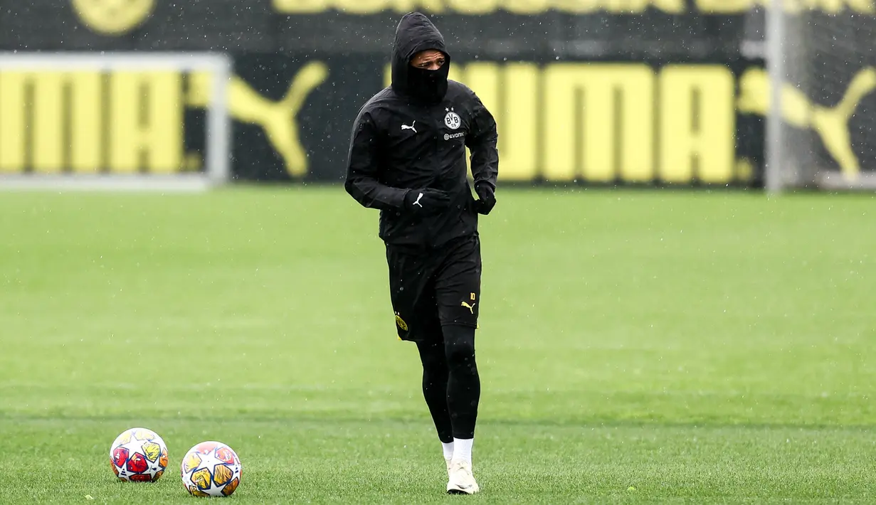 Borussia Dortmund sedang mengalami musim panas dan dingin musim ini dan harus berada dalam kondisi terbaiknya pada laga nanti. (LEON KUEGELER / AFP)