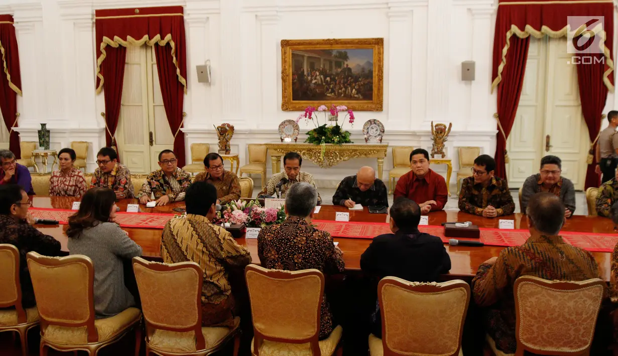 Presiden Joko Widodo didampingi Seskab Pramono Anung  menerima pengurus Asosiasi Pengusaha Indonesia (Apindo) di Istana Merdeka Jakarta, Kamis (13/6). Presiden meminta masukan dari Apindo terkait pemerintahan ke depan, salah satunya tentang upaya peningkatan nilai ekspor. (Liputan6.com/Angga Yuniar)