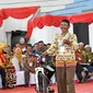 Warga tertawa  karena mendapatkan hadiah sepeda dari Presiden Jokowi dalam acara pembagian sertifikat di GOR Way Handak, Kalianda, Lampung Selatan, Lampung, Minggu (21/1). (Liputan6.com/Pool/Laily Rachev-Biro Pers Setpres)