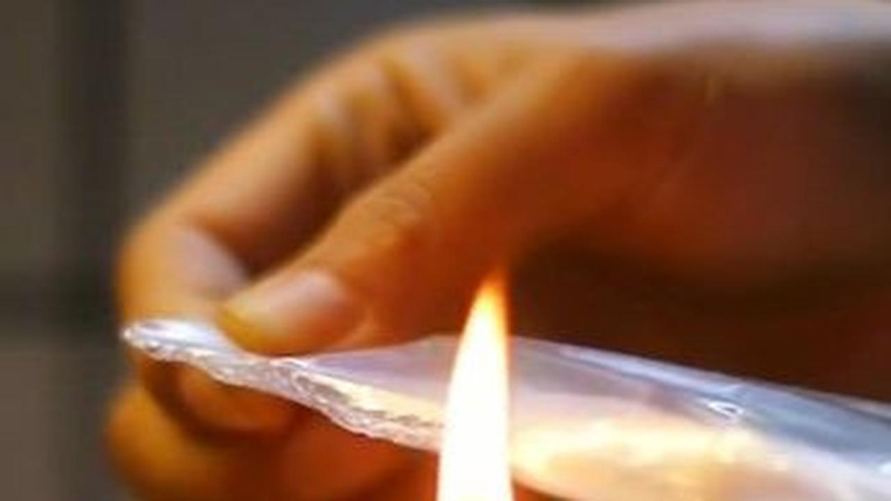 Rekatkan Plastik dengan Lilin