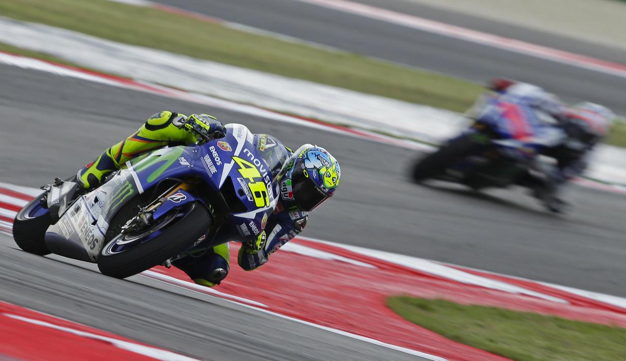 Valentino Rossi berhasil finis kelima, sedangkan Jorge Lorenzo gagal finis karena terjatuh dalam balapan MotoGP San Marino di Sirkuit Misano, Minggu (13/9/2015). (Reuters/Max Rossi)