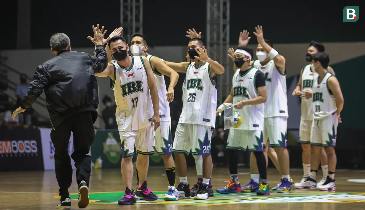 Dalam laga yang berlangsung di Hall Basket Gelora Bung Karno, Senayan, Jakarta, Tim Bambang Hermansyah yang mengenakan seragam putih-putih dimotori oleh artis ternama dan pemilik Rans Cilegon FC, Raffi Ahmad. (Bola.com/Bagaskara Lazuardi)