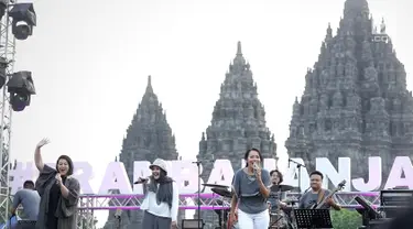 Trio Rida Sita Dewi (RSD) saat tampil di atas panggung Prambanan Jazz Festival 2019 di Pelataran Candi Prambanan, Yogyakarta, Sabtu (6/7/2019). Trio RSD tampil memukau membawakan delapan lagu andalan dari empat album sejak 1994. (Fimela.com/Bambang E.Ros)