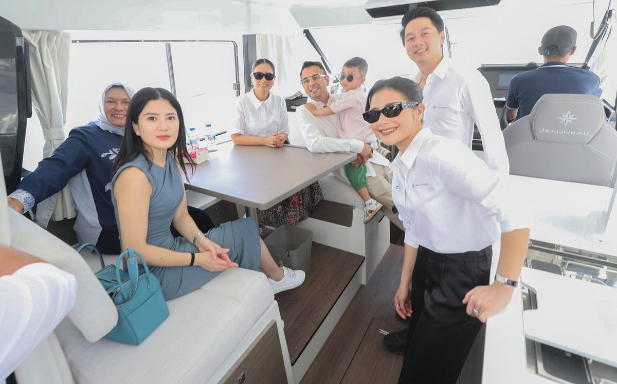 FOTO: Raffi Ahmad dan Wamen Ni Luh Puspa Mencoba Kapal Yacht Salaya