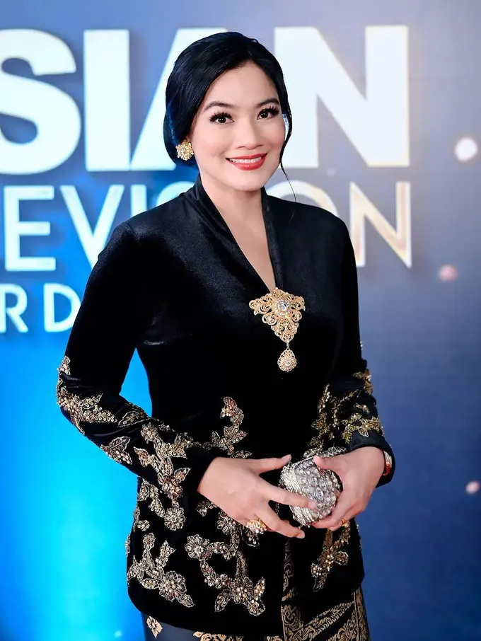 6 Pesona Anggun Titi Kamal Berkebaya Hitam Hadir di Asian Television Awards 2024