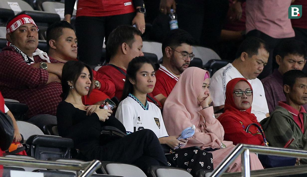 Istri dari Pratama Arhan, Azizah Salsha (dua kiri bawah), sempat terlihat tegang saat menyaksikan  suaminya, Prata Arhan, bertanding dalam laga grup K Kualifikasi Piala Asia U-23 2024 antara Timnas Indonesia U-23 melawan Timnas Turkmenistan U-23 yang berlangsung di Stadion Manahan, Solo, Selasa (12/9/2023). (Bola.com/Arief Bagus)