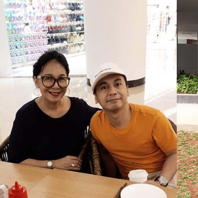7 Potret Tetty Nasution Ibunda Raditya Dika Yang Seorang Dosen Hot Liputan6 Com