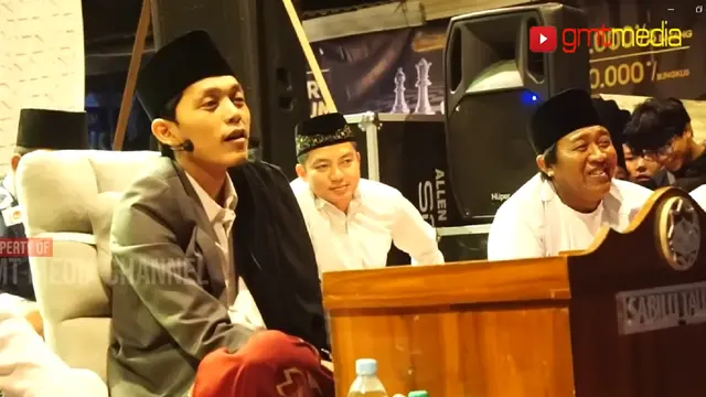Gus Iqdam sedang bincang santai dengan jemaah wanitanya (SS: YT GMT Media)