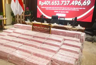 Seorang petugas berjaga di dekat barang bukti uang hasil sitaan terkait kasus dugaan korupsi tata kelola nikel saat konferensi pers di Gedung Bundar, Kejaksaan Agung, Jakarta, Senin, 31 Agustus 2026. (KLY/Arie Basuki).