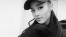 Seorang netizen pun mengungkapkan kekecewaan atas keputusan Ariana yang masih bersama dengan tunangannya itu. (instagram/arianagrande)