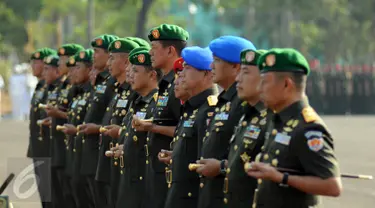 Sepuluh Perwira Tinggi TNI AD bersiap mengikuti upacara serah terima jabatan di Markas Divisi Infanteri I Kostrad, Cilodong, Depok, Jawa Barat, Jumat (31/7/2015). Upacara dipimpin langsung KASAD Jenderal TNI Mulyono. (Liputan6.com/Helmi Fithriansyah)