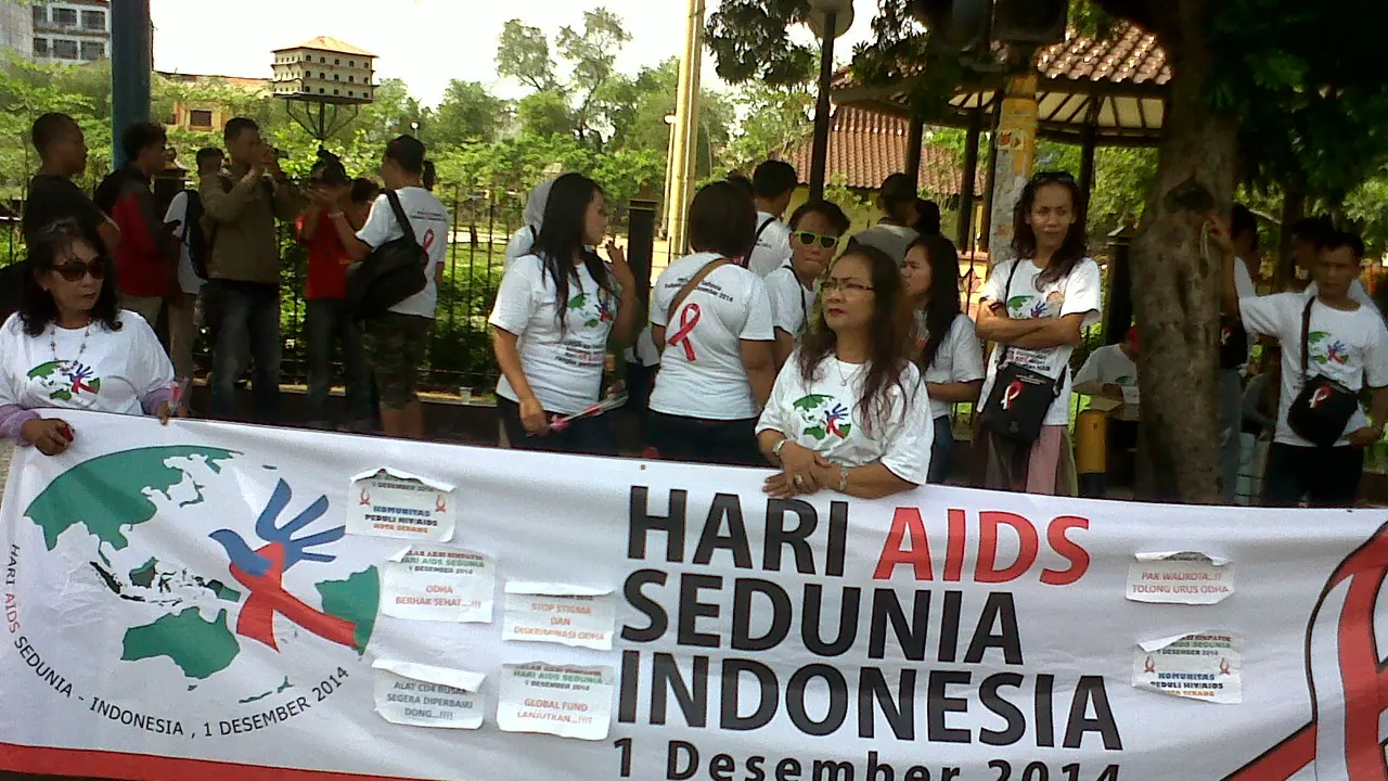 Hari AIDS Sedunia, Waria dan PSK Bagikan Bunga Mawar