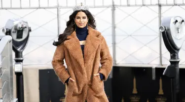 Miss Universe yang baru dinobatkan, Harnaaz Sandhu dari India mengunjungi Empire State Building di New York (12/1/2022). (Photo by Charles Sykes/Invision/AP)