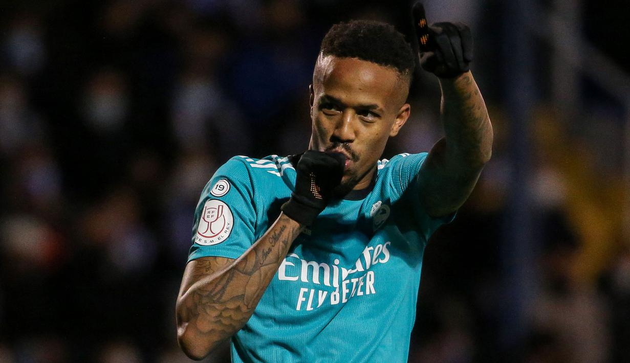 Sementara itu, Real Madrid juga berhasil meriah hasil positif seperti rival abadinya. Bertandang ke markas Deportivo Alcoyano, Los Blancos sempat unggul terlebih dahulu di babak pertama. Eder Militao sukses mencatatkan namanya di papak skor pada menit ke-39. (AFP/Jose Jordan)