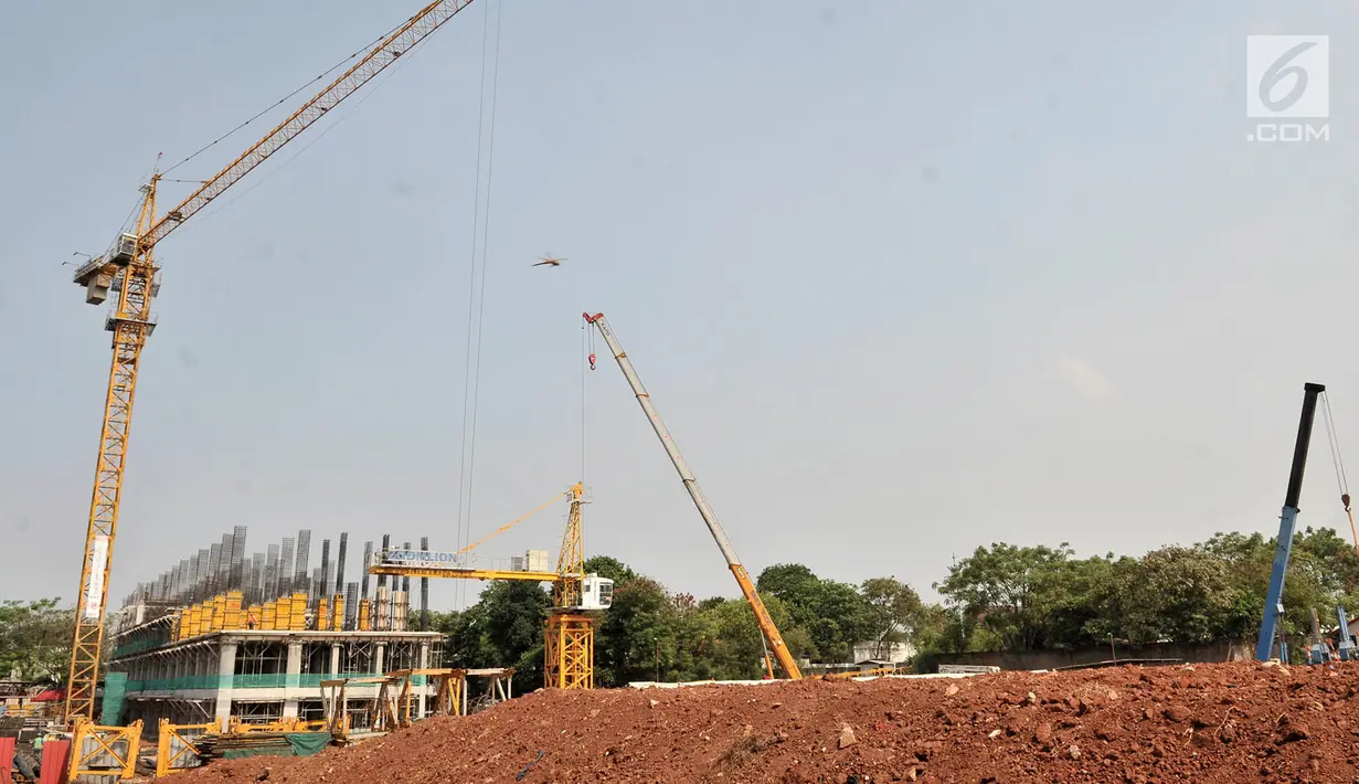 Aktivitas alat berat dalam proyek pembangunan rumah susun (Rusun) DP 0 rupiah Klapa Village, Jakarta, Kamis (11/10). Progres hunian vertikal tersebut digagas oleh Gubernur DKI Jakarta Anies Baswedan. (Merdeka.com/Iqbal Nugroho