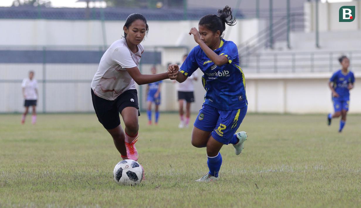 Pada laga tersebut tersebut, dua gol Timnas Putri Indonesia dicetak oleh Baiq Aminatun dan Rini Mulyasari. Sementara dua gol tim PON Jabar diborong oleh brace Hanipa Halimatusyadiah. (Foto: Bola.com/M Iqbal Ichsan)