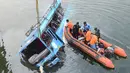 Polisi India mencari korban yang diduga masih terjebak di dalam bus yang terjun ke Sungai Bhairav, negara bagian Bengal Barat, Senin (29/1). Sedikitnya 36 orang dilaporkan tewas  dalam kecelakaan bus tersebut. (AFP Photo)